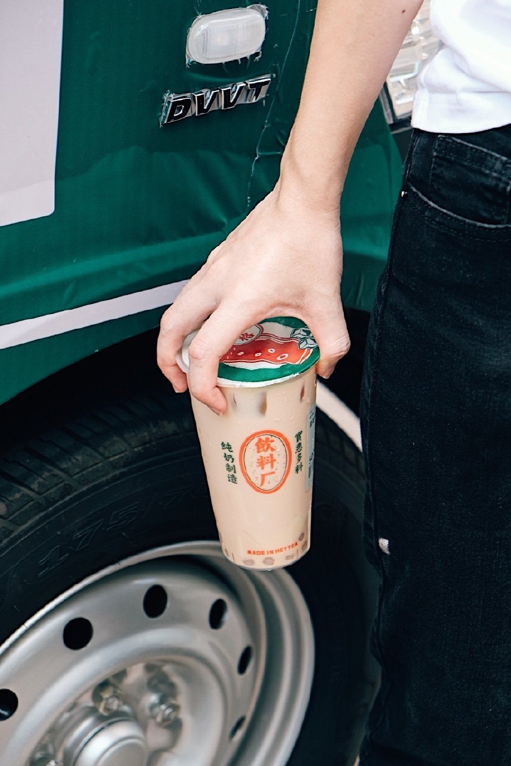 喜小茶飲料廠來了，開著五菱汽車限時“土酷”出攤