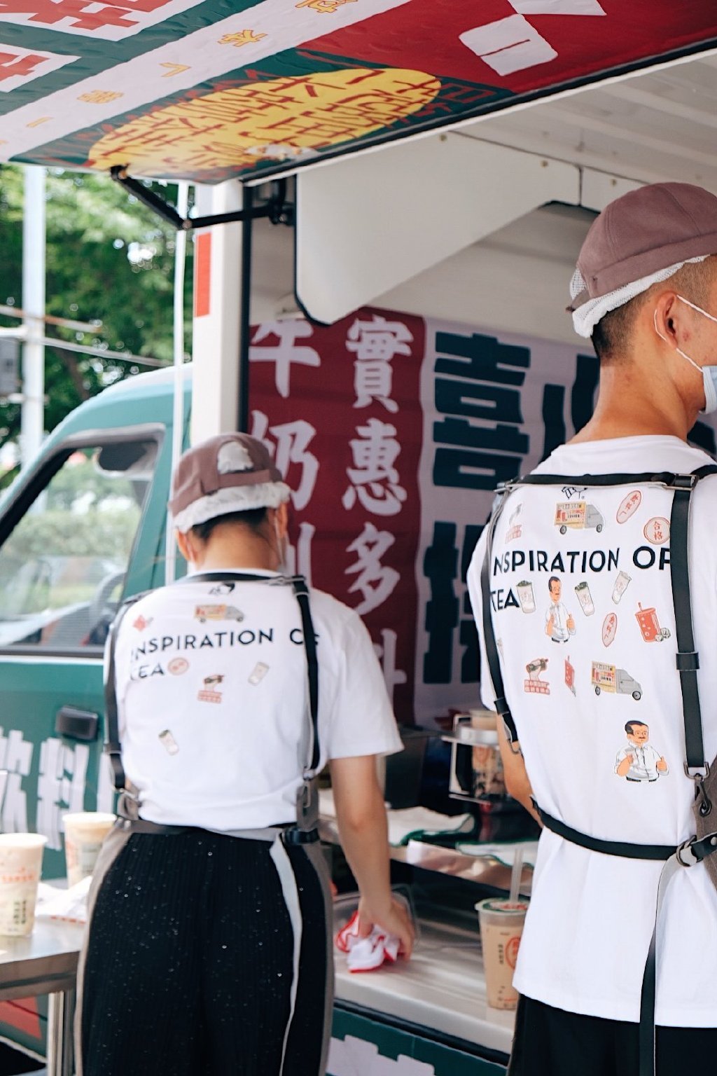 喜小茶飲料廠來了，開著五菱汽車限時“土酷”出攤